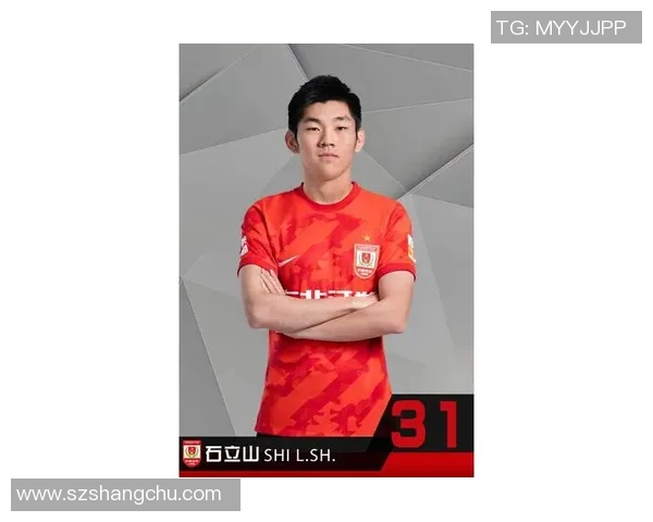 足球明星人行立牌引发热议球迷与偶像的距离在此缩短