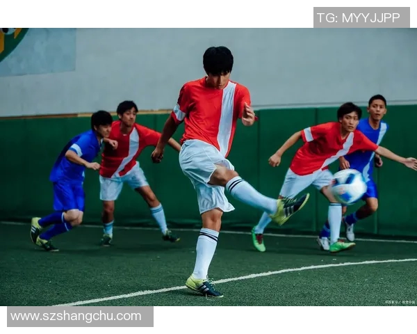 足球明星奔跑时的优雅姿态与技巧展示解析